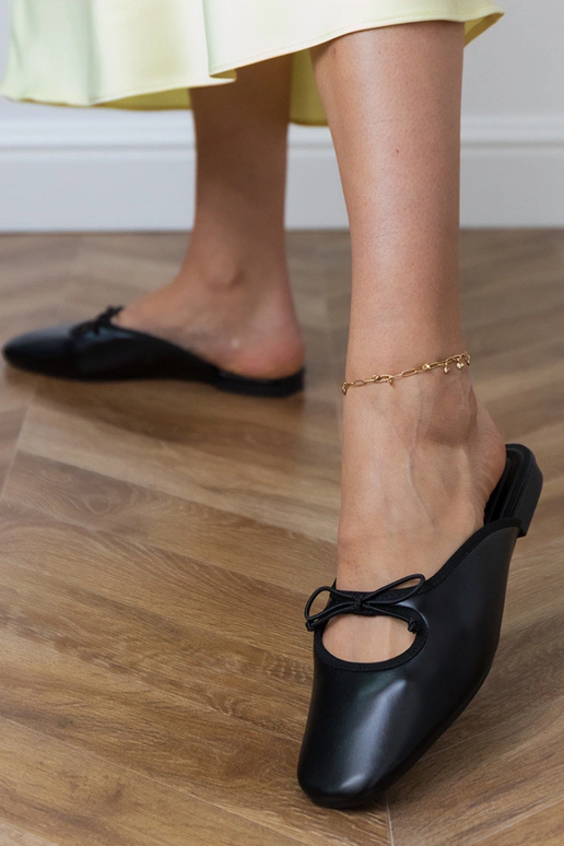 Melni slēgtas šlepetes uz līdzenpadu... Melni slēgtas šlepetes uz līdzenpadu...