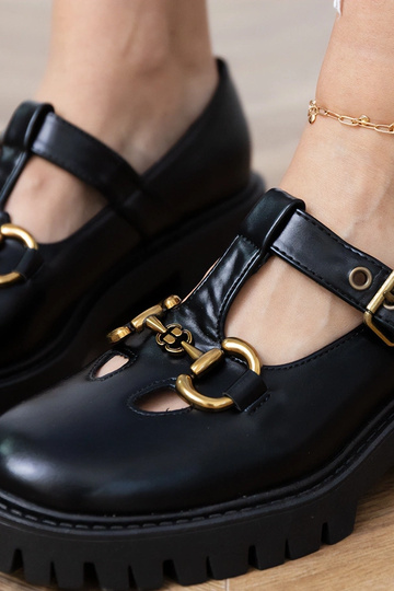 Melnās puszābaki uz bieza...