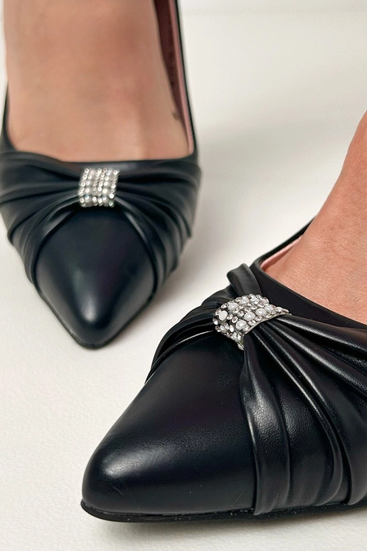 Melnās klasiskās sūkņas uz adatas...