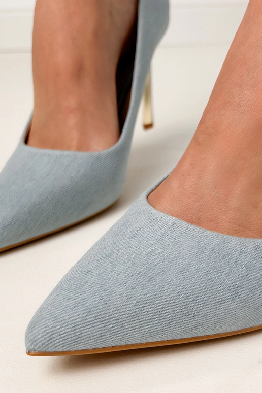 Džinsa krāsas klasiskās sūkņas uz... Džinsa krāsas klasiskās sūkņas uz...