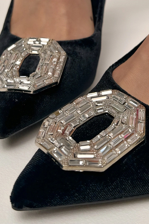 Melna sandales uz adatas papēža ar... Melna sandales uz adatas papēža ar...