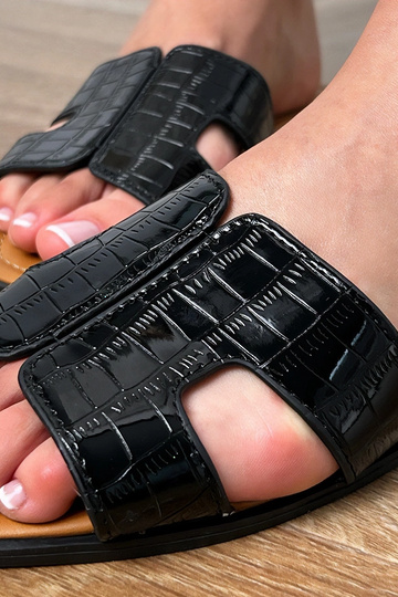 Melnas čības uz plakanā...