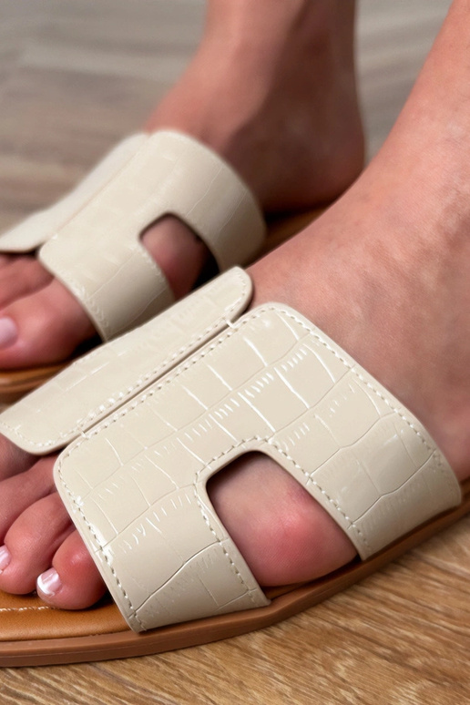 Smilšu krāsas čības uz plakanā zole...