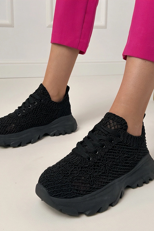 Melnas caurspīdīgas sporta apavi uz... Melnas caurspīdīgas sporta apavi uz...