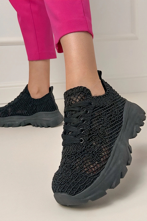 Melnas caurspīdīgas sporta apavi uz... Melnas caurspīdīgas sporta apavi uz...