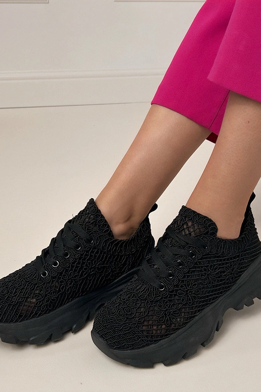 Melnas caurspīdīgas sporta apavi uz... Melnas caurspīdīgas sporta apavi uz...