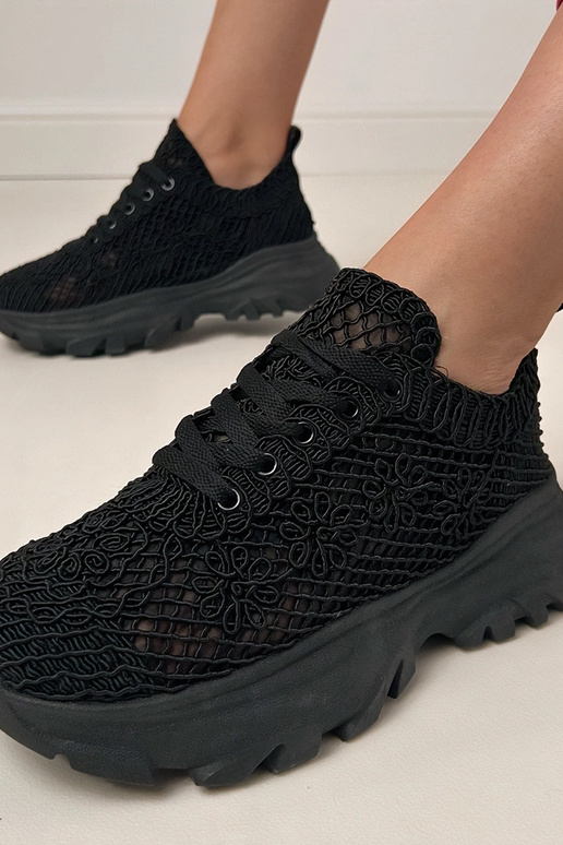 Melnas caurspīdīgas sporta apavi uz... Melnas caurspīdīgas sporta apavi uz...