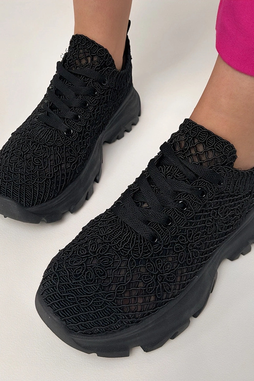 Melnas caurspīdīgas sporta apavi uz... Melnas caurspīdīgas sporta apavi uz...