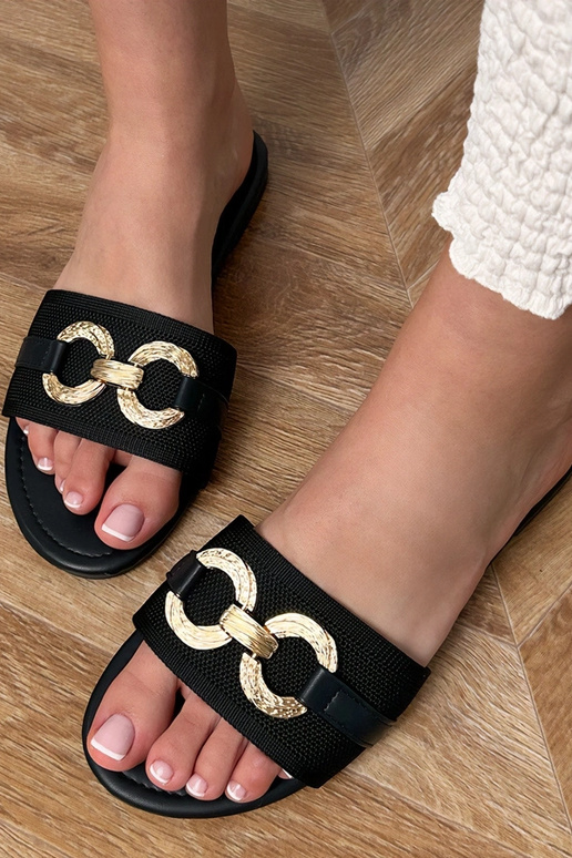 Melnas čības ar zelta dekorāciju uz...