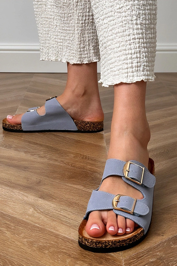 Zilas čības ar sprādzēm uz...