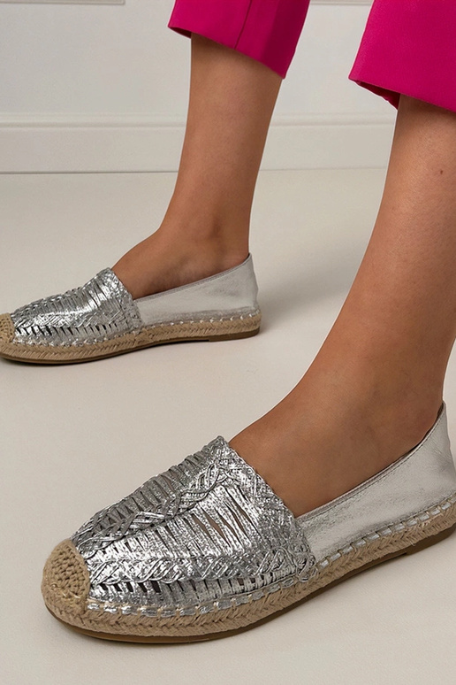 Sudraba caurspīdīgas espadrilles uz...