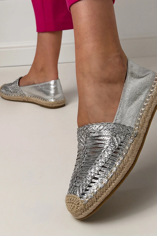 Sudraba caurspīdīgas espadrilles uz...