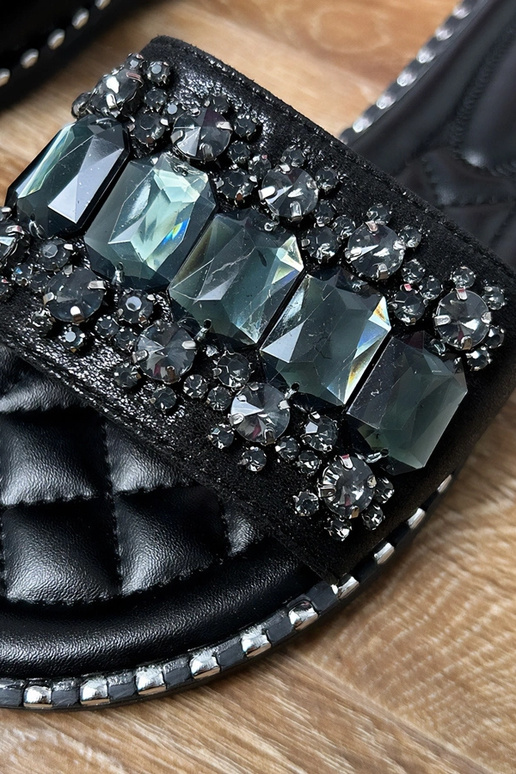 Melnas čības, dekorētas ar kristāliem...