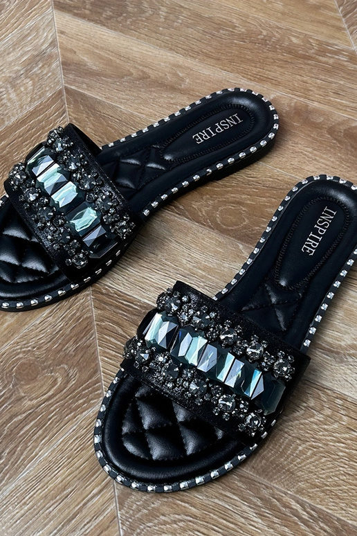 Melnas čības, dekorētas ar kristāliem...