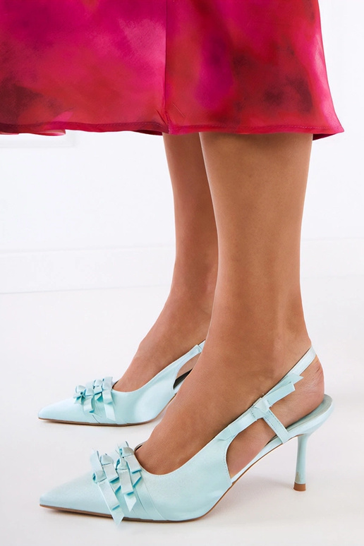 Zāles krāsas sandales uz augstiem...