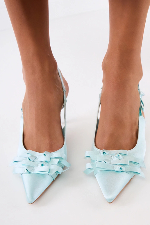 Zāles krāsas sandales uz augstiem...