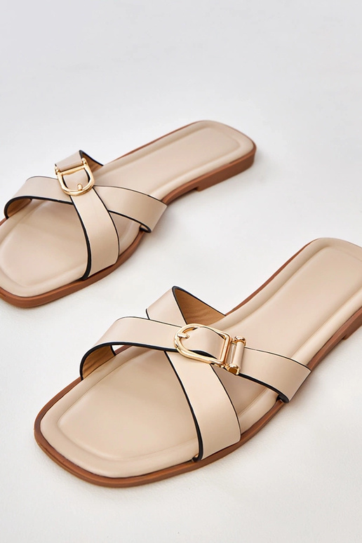 Smilšu krāsas čības ar dekoratīvu...