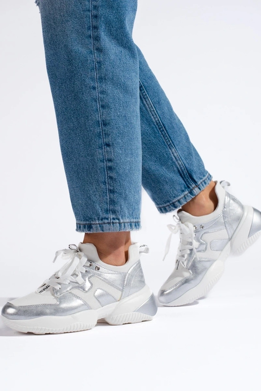 Sudraba krāsas Apavi kedu modelī... Sudraba krāsas Apavi kedu modelī...