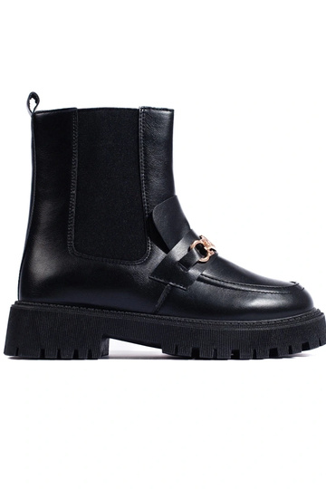 Paslīdēt uz zābaki ar...