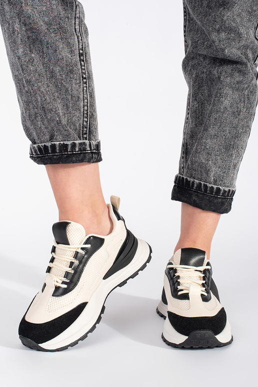 Melni un smilškrāsas sieviešu apavi Melni un smilškrāsas sieviešu apavi