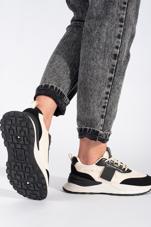 Melni un smilškrāsas sieviešu apavi Melni un smilškrāsas sieviešu apavi