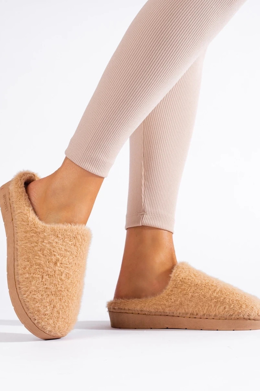 Iekšējās čības ar kažokādu sievietēm...