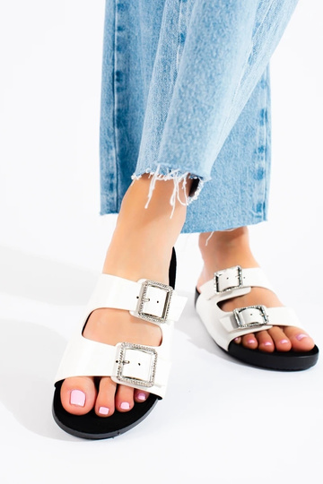 Baltas krāsas Čības 2