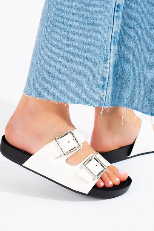 Baltas krāsas Čības