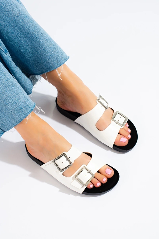 Baltas krāsas Čības