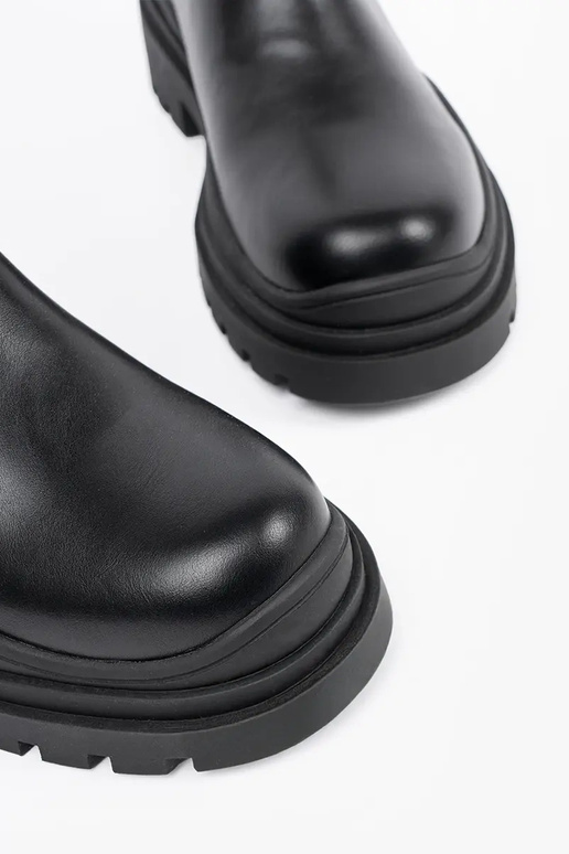 Melnās sieviešu botki uz platformas