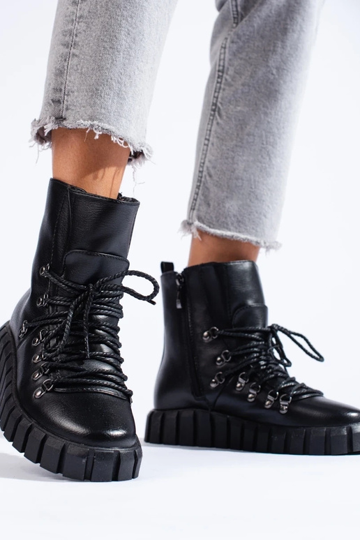 melnas krāsas izolēts sieviešu zābaki...