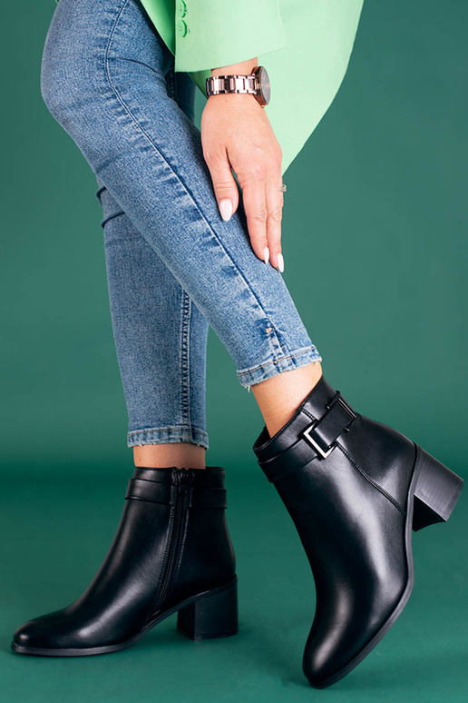 Klasiskā modeļa melni sieviešu zābaki...