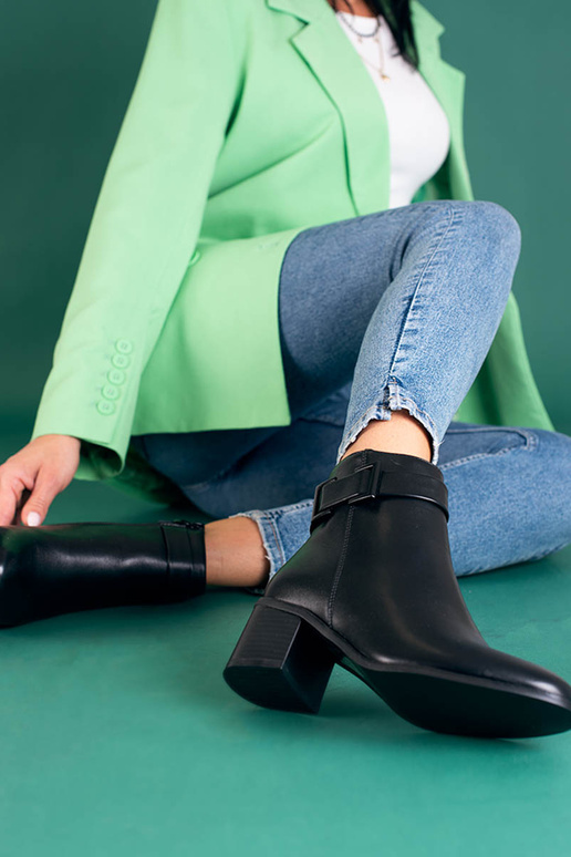 Klasiskā modeļa melni sieviešu zābaki...