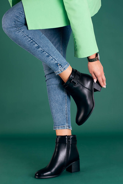 Klasiskā modeļa melni sieviešu zābaki...