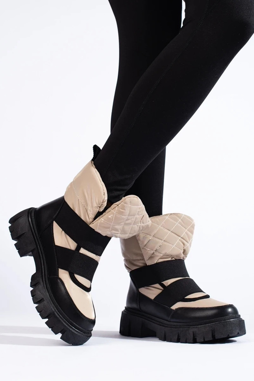 Sieviešu sniega zābaki uz biezas...