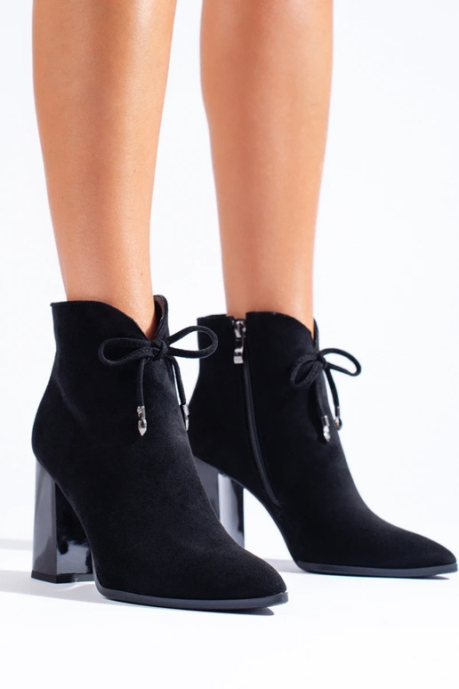 Sieviešu puszābaki uz augsta staba Sieviešu puszābaki uz augsta staba