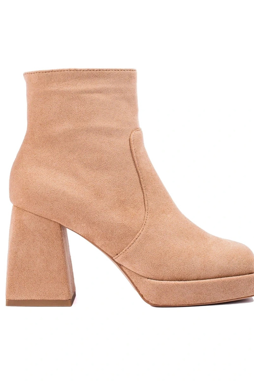 Sieviešu puszābaki uz plata staba... Sieviešu puszābaki uz plata staba...