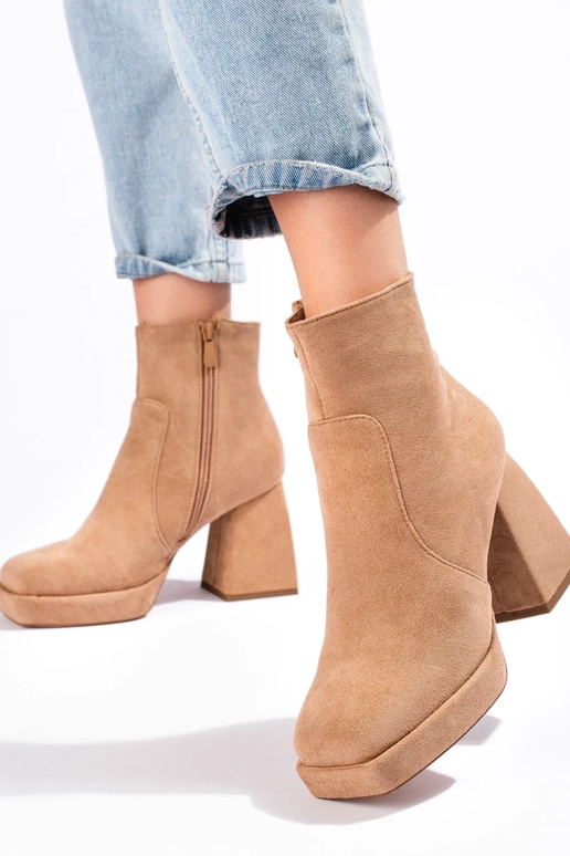 Sieviešu puszābaki uz plata staba... Sieviešu puszābaki uz plata staba...