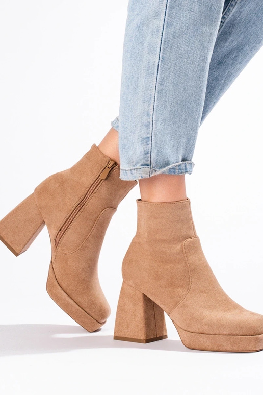 Sieviešu puszābaki uz plata staba... Sieviešu puszābaki uz plata staba...