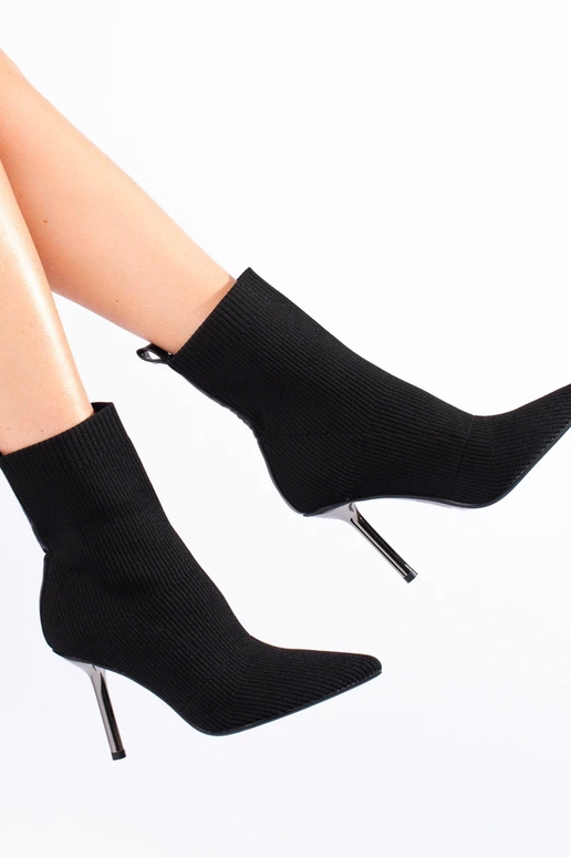 Pieguļoši sieviešu zābaki uz augsta...