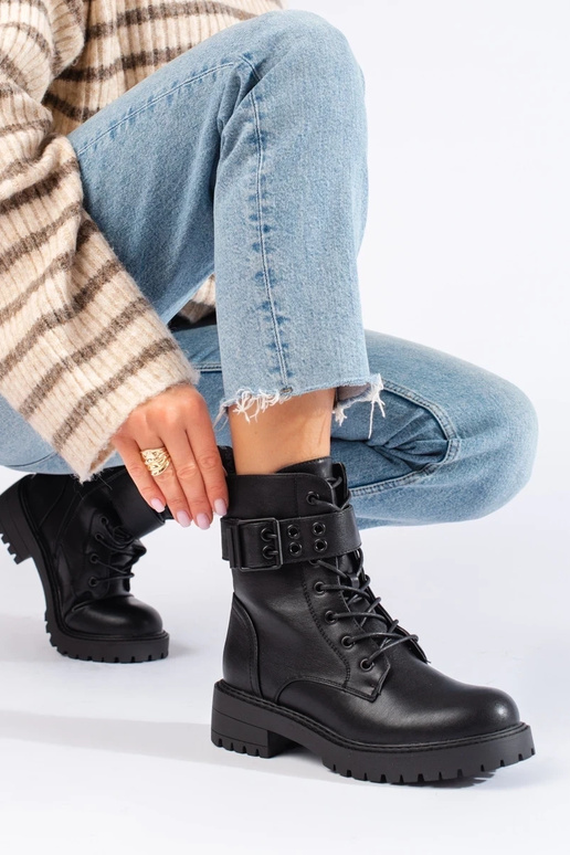 Sieviešu zābaki mežģīņots no eko ādas Sieviešu zābaki mežģīņots no eko ādas