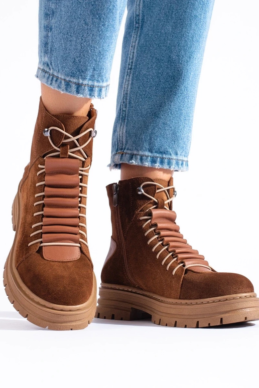 brūnas krāsas zābaki izgatavots no... brūnas krāsas zābaki izgatavots no...