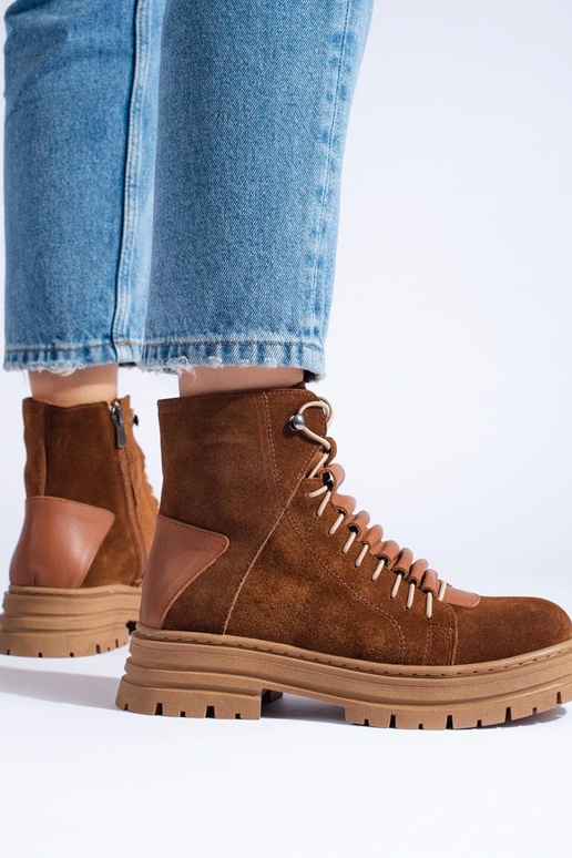 brūnas krāsas zābaki izgatavots no... brūnas krāsas zābaki izgatavots no...