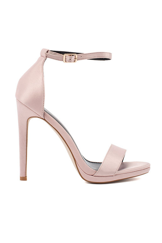 sieviešu basutēs uz augstiem papēžiem