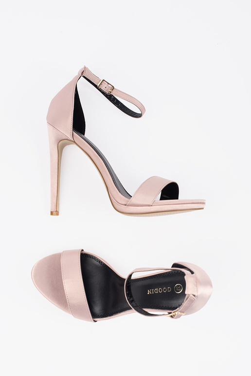 sieviešu basutēs uz augstiem papēžiem