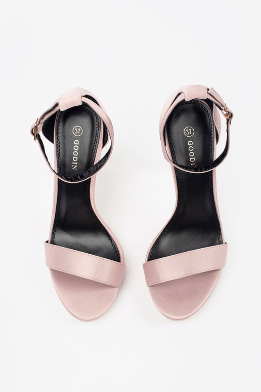 sieviešu basutēs uz augstiem papēžiem