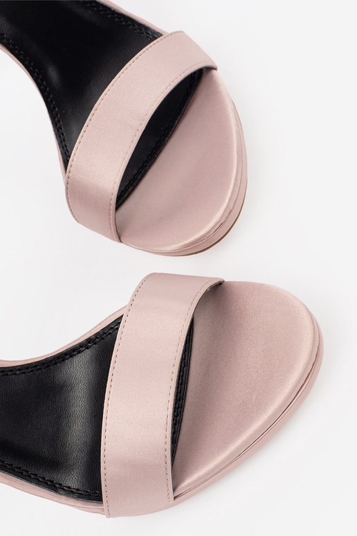 sieviešu basutēs uz augstiem papēžiem