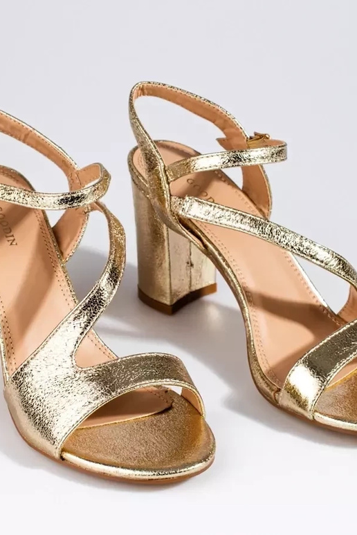 eleganta stila augstpapēžu sandales...