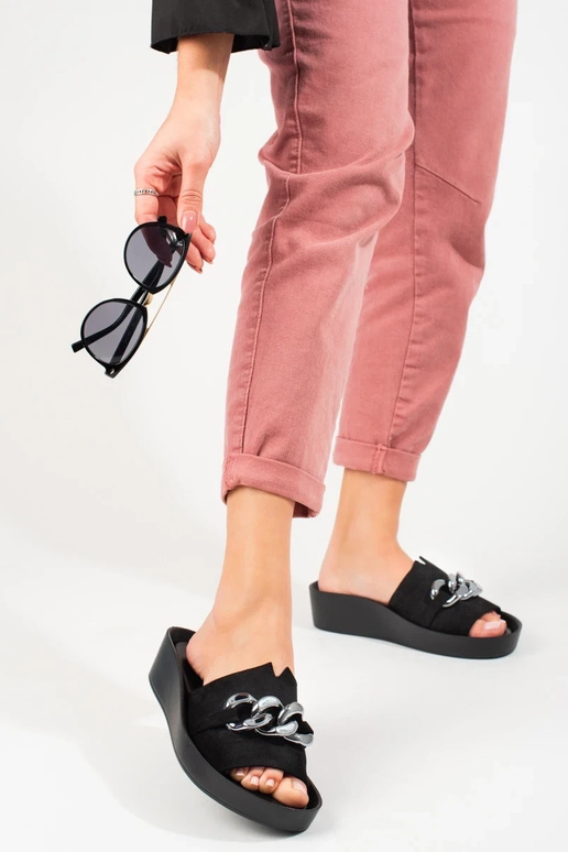 melnas krāsas čības   ar platformu... melnas krāsas čības   ar platformu...