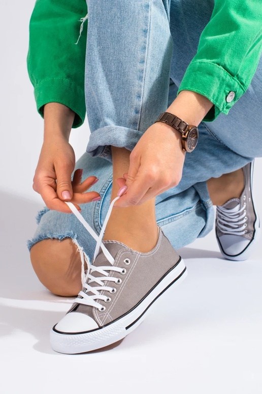 Klasiska modeļa pelēkas krāsas kurpes...